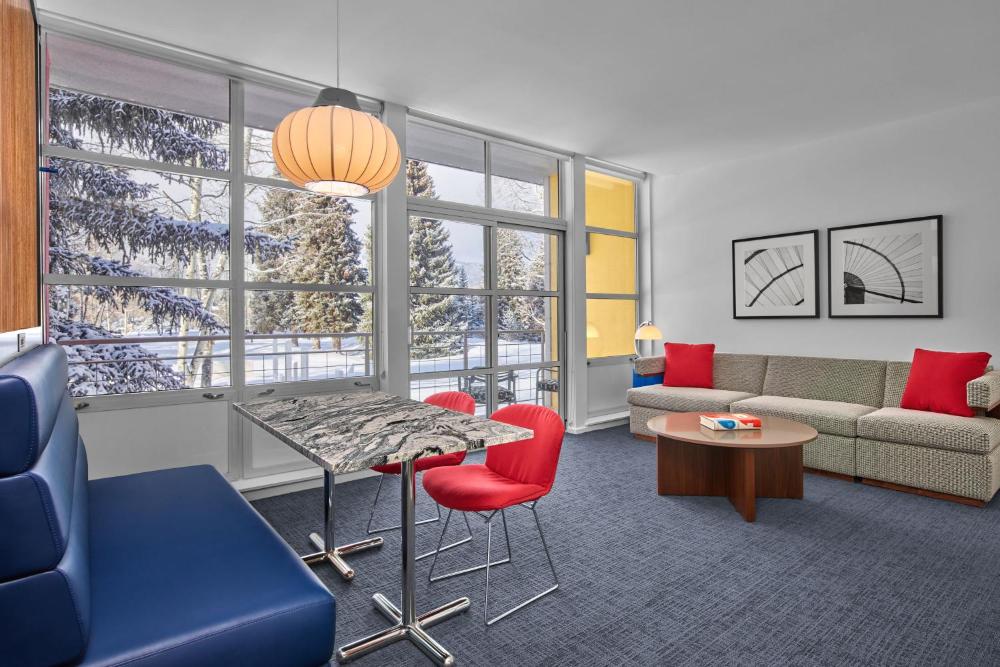 Deluxe One Bedroom Corner Suite interior