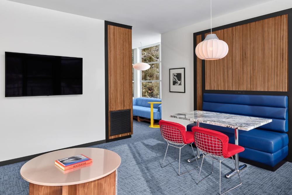 Deluxe One Bedroom Corner Mountain Suite interior